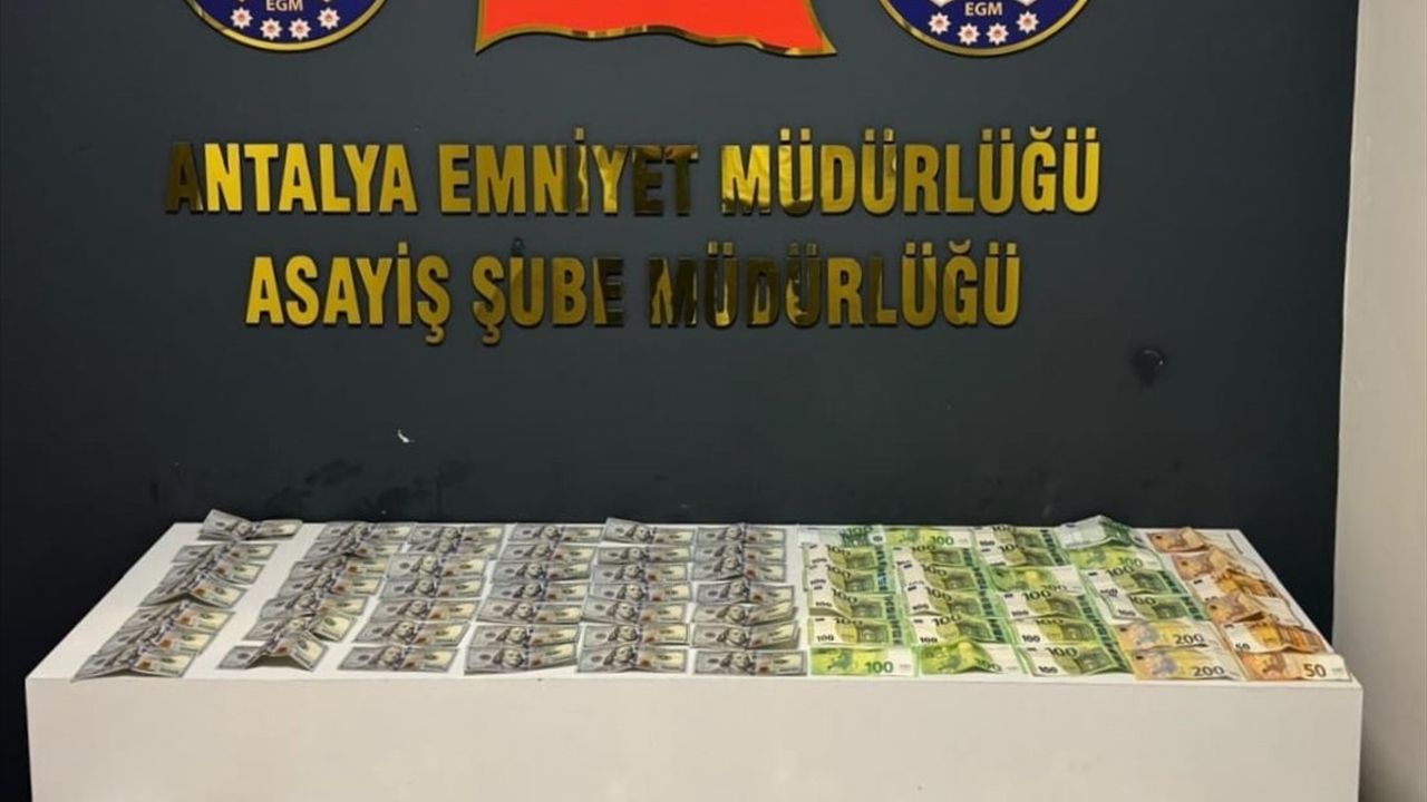 Antalya'da Ev Hırsızlığına Karışan Üç Şüpheli Yakalandı