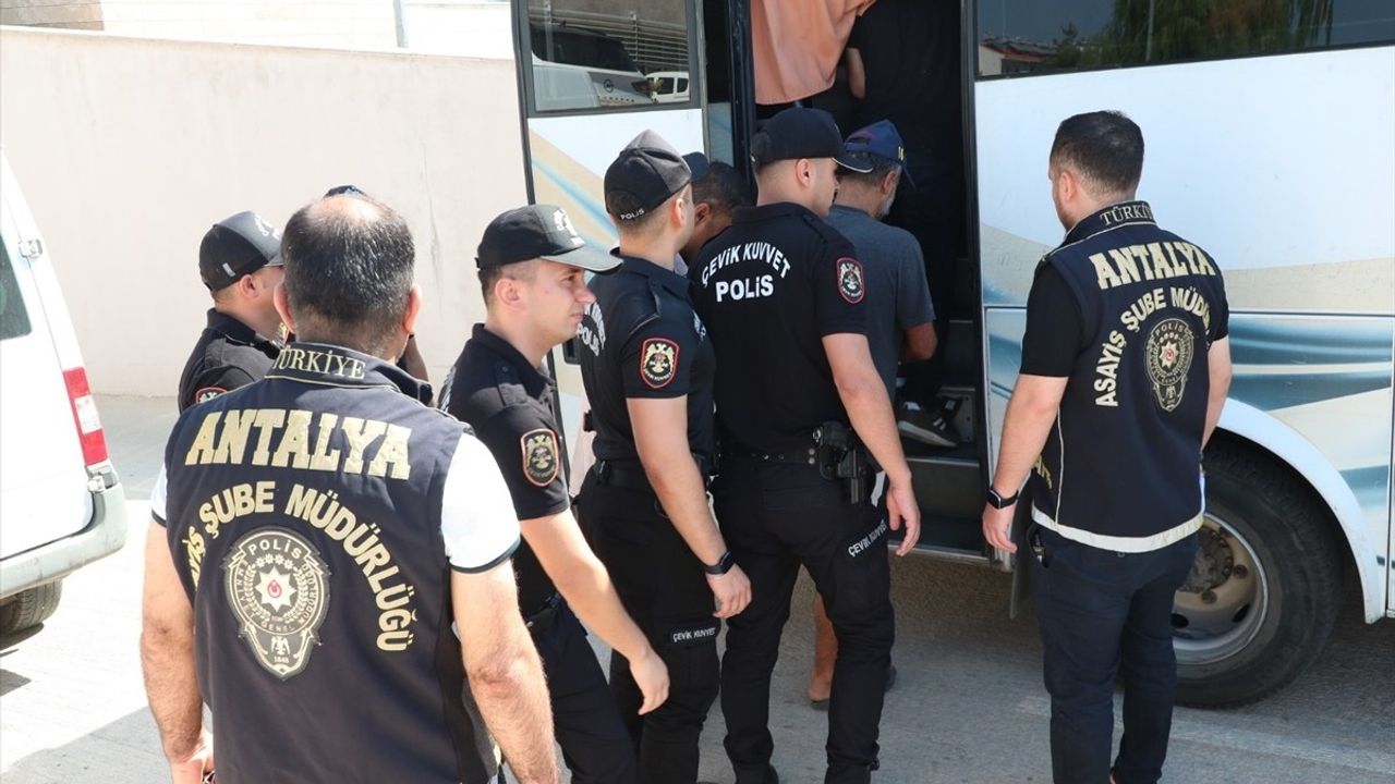 Antalya'da Hapis Cezası Bulunan 30 Kişi Yakalandı