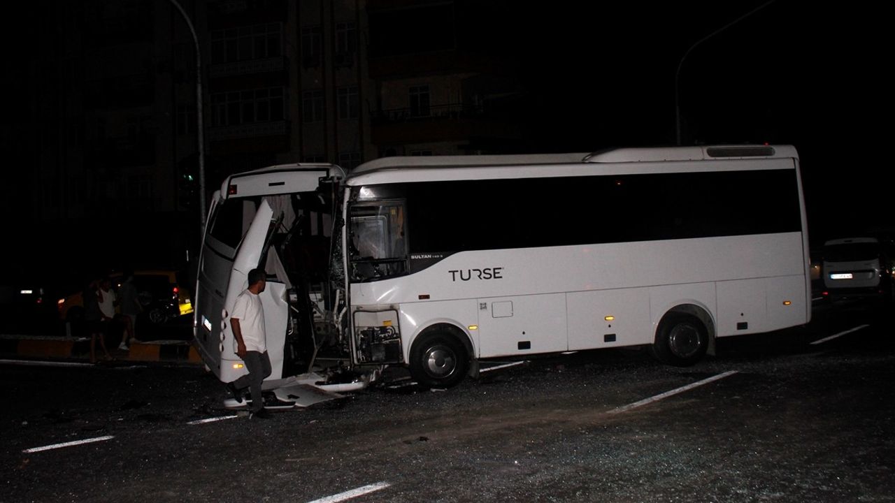 Antalya'da Midibüs Kazası: 6 Yaralı