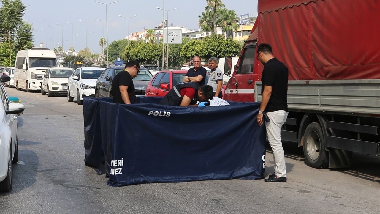 Antalya'da Park Halindeki Araçta Ölü Bulundu