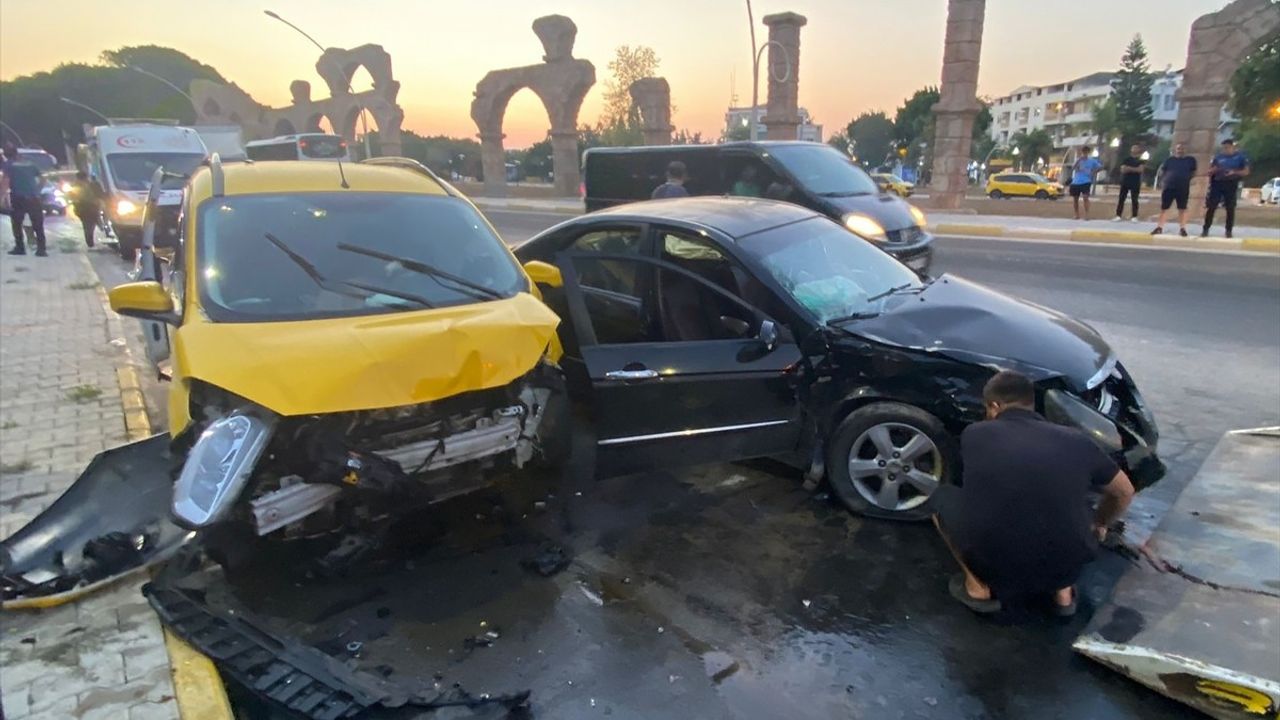 Antalya'da Ticari Taksi ile Otomobil Çarpıştı: 7 Yaralı