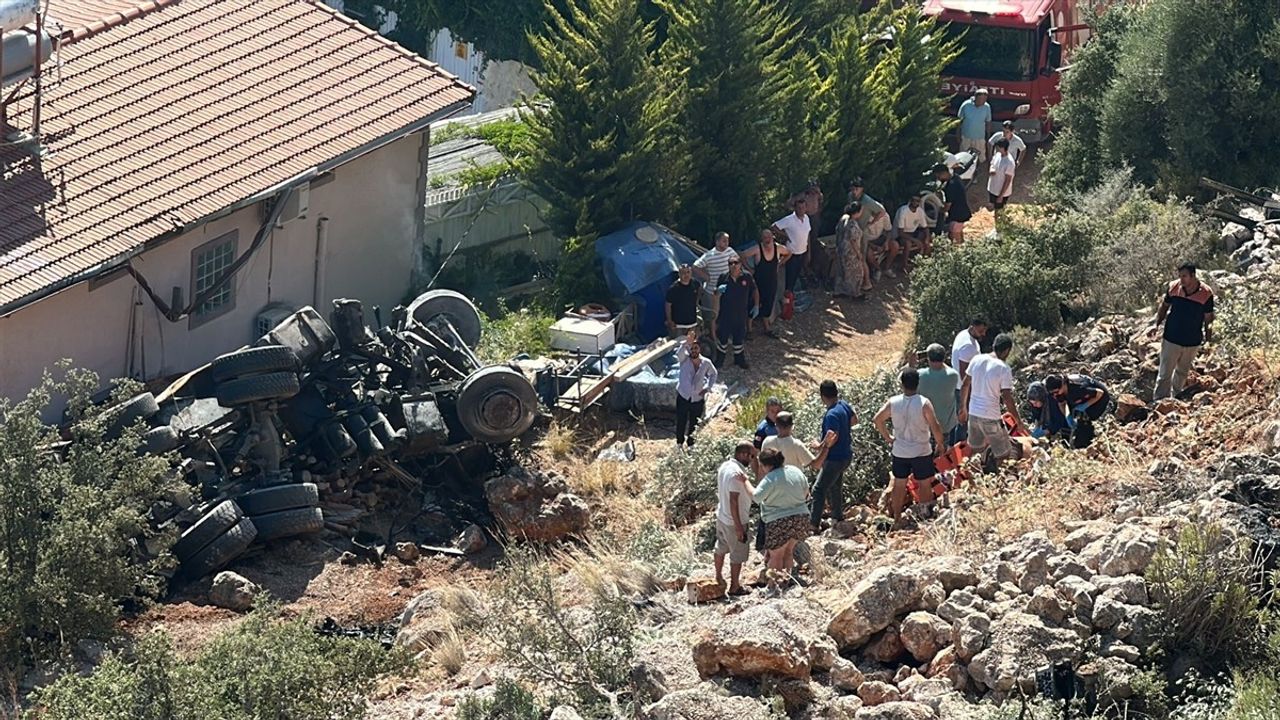 Antalya'da Uçuruma Devrilen Kamyonda 2 Kişi Hayatını Kaybetti