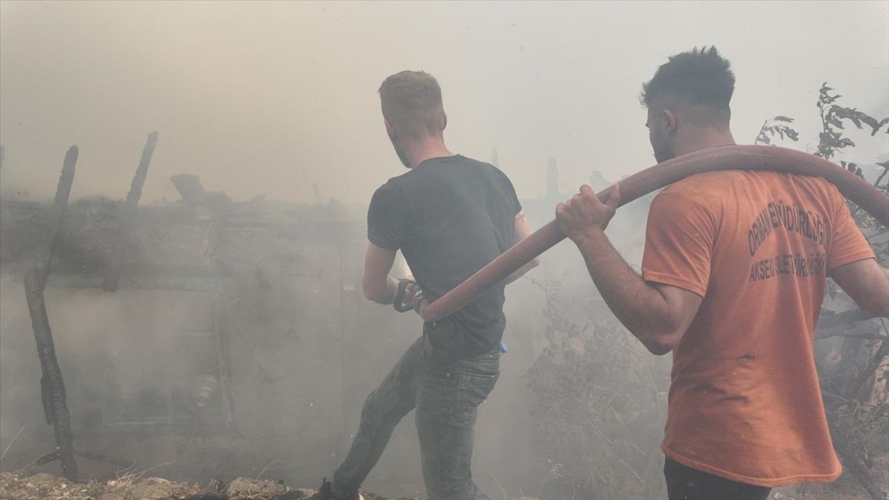 Antalya'da Yangın Alarmı: Akseki'de Alevler Evleri Tehdit Ediyor