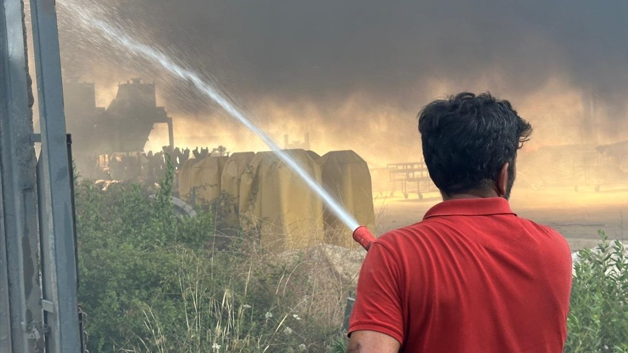 Antalya'da Yangın Alarmı: Otluk Alan Alev Alev