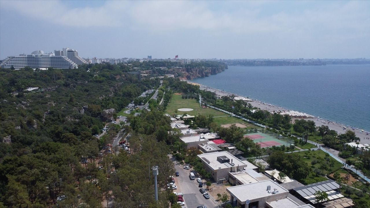 Antalya’da Yüksek Nem ve Sıcaklık Sahilleri Doldurdu