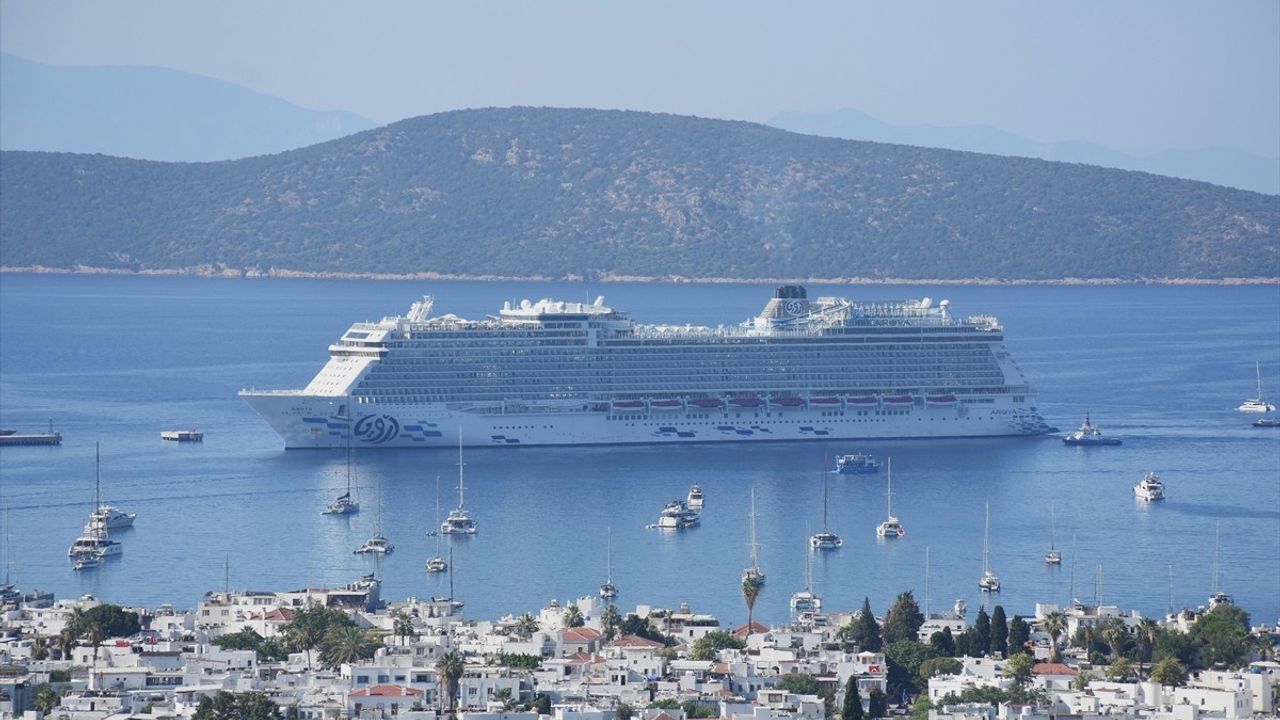Aroya Kruvaziyeri Bodrum'u Ziyaret Etti