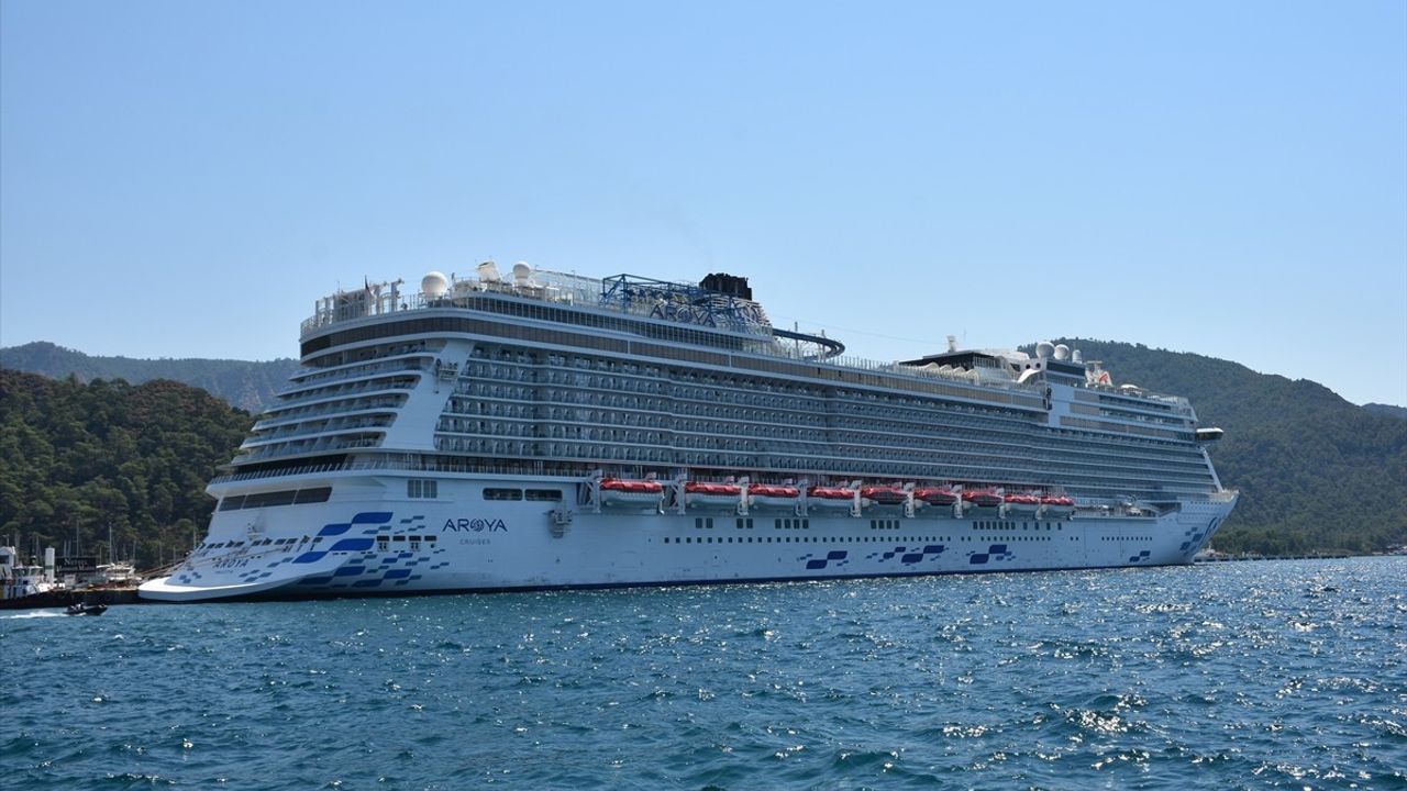 Aroya Kruvaziyeri Marmaris'e Uğradı