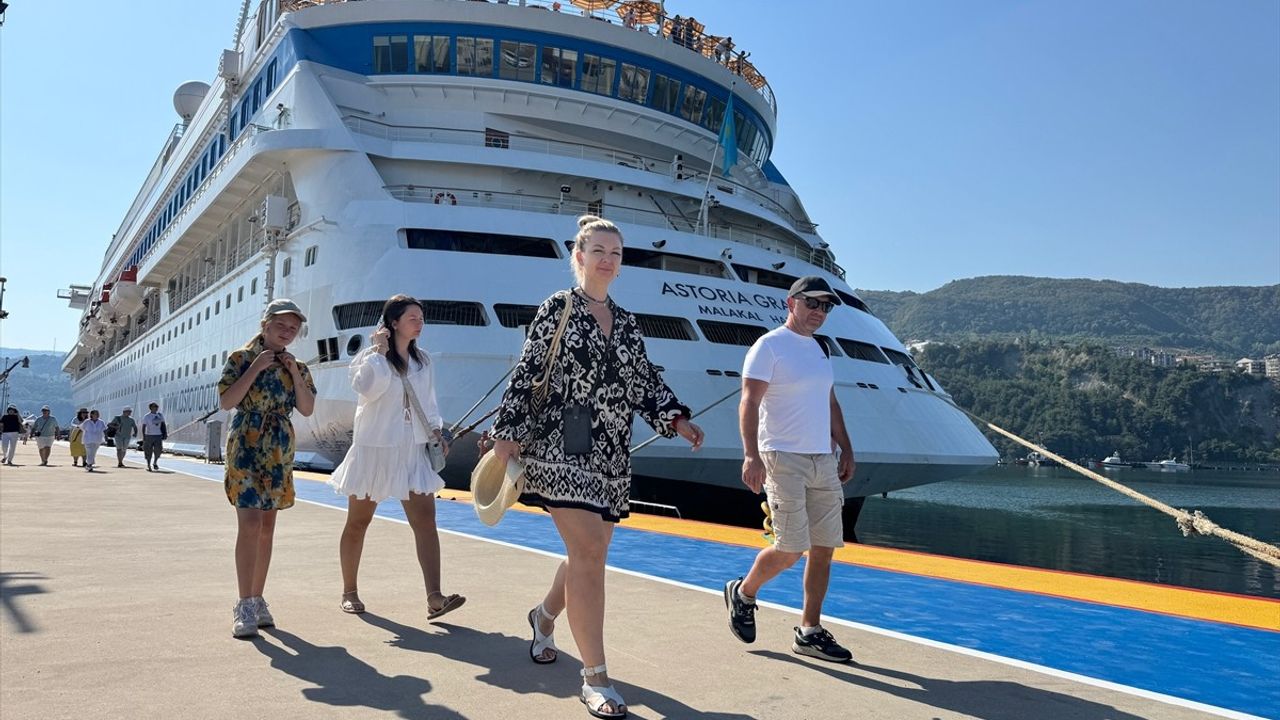 Astoria Grande Kruvaziyeri Amasra'ya Demirledi