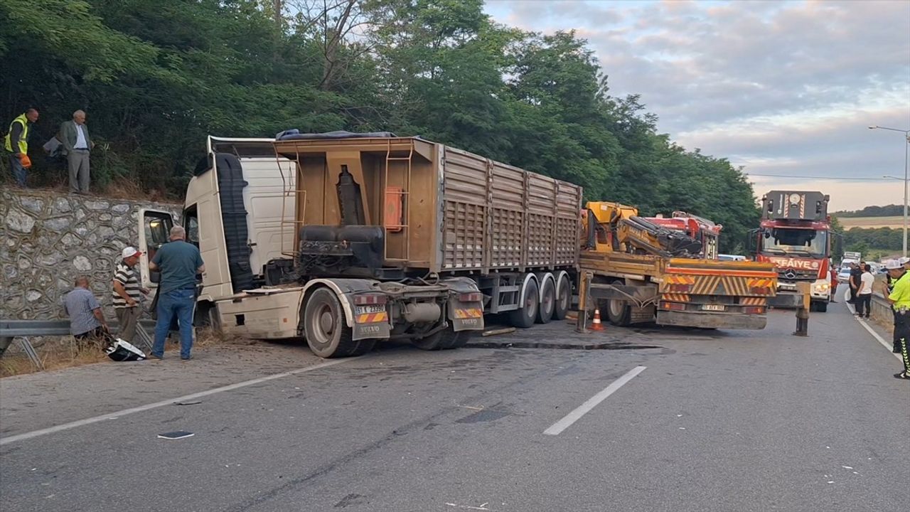 Bafra'da Tır ve Traktör Kazası: İki Yaralı