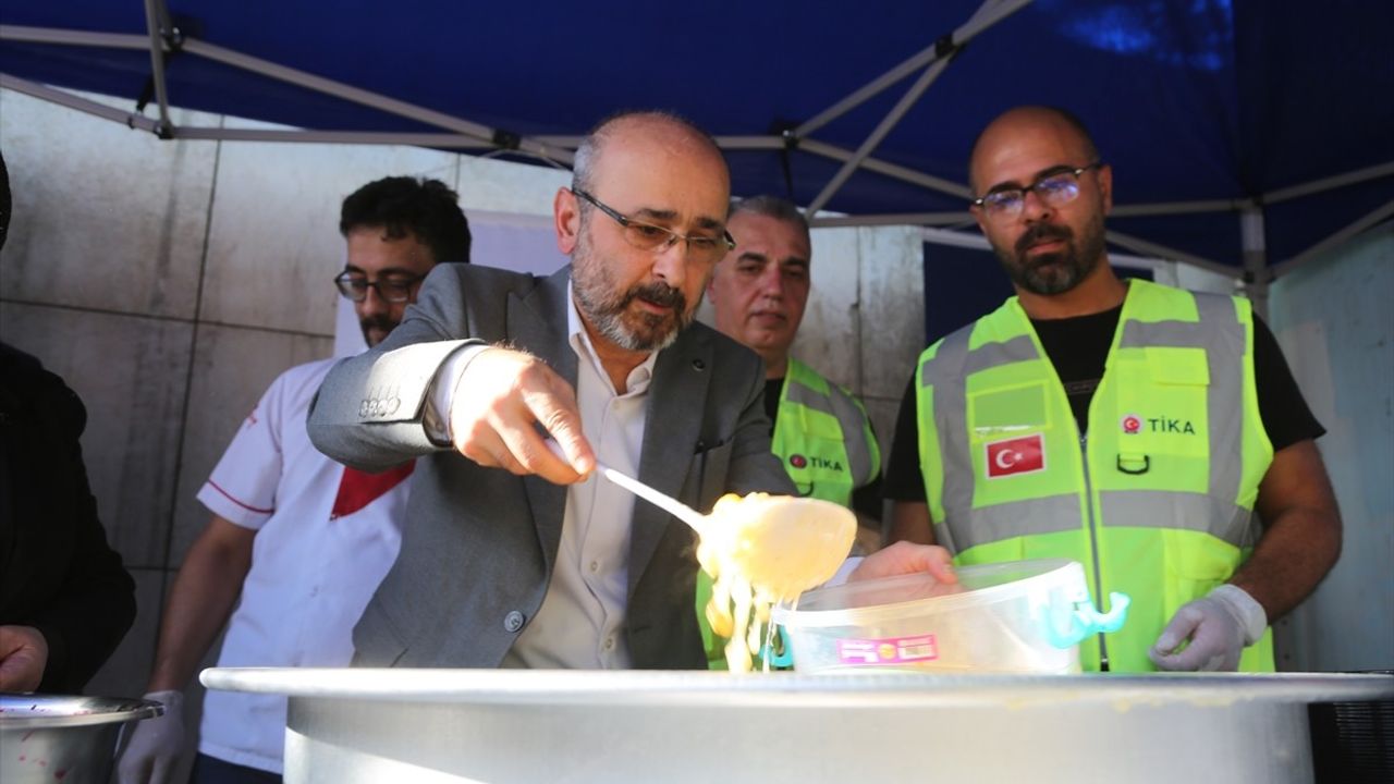 Bağdat'ta Yunus Emre Kültür Merkezi Aşure Dağıttı
