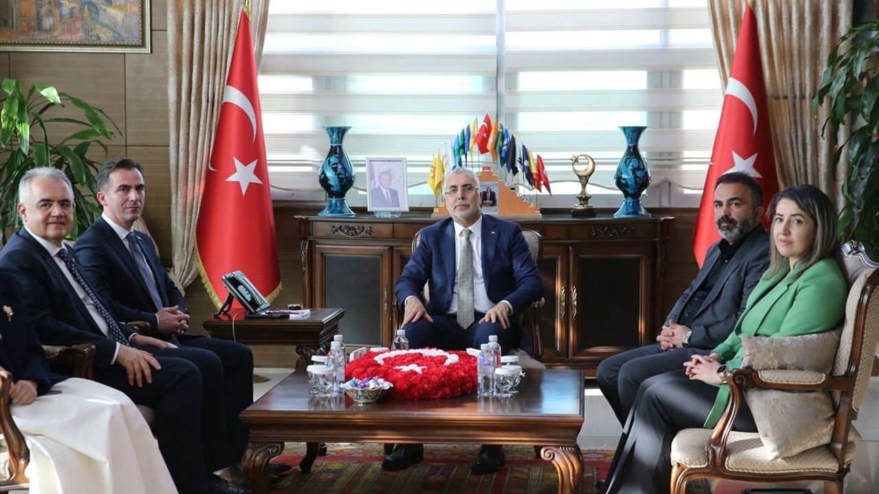 Bakan Işıkhan, Bitlis'te Çalışma Hayatı Buluşmalarında Terörü Değil Kalkınmayı Vurguladı