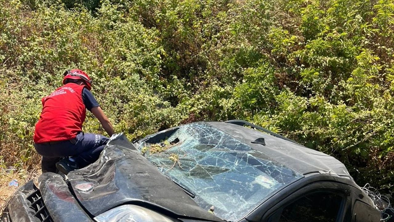 Balıkesir'de Motosiklet ve Otomobil Çarpıştı: 1 Ölü, 2 Yaralı