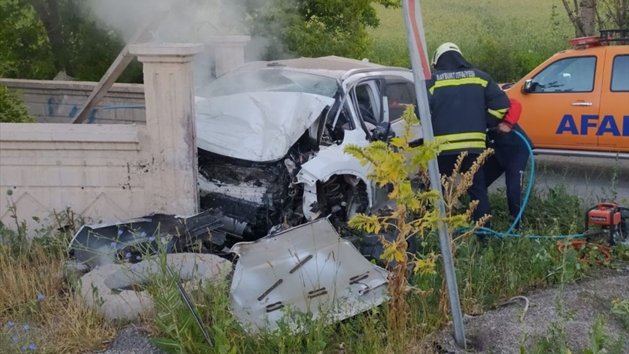Bayburt'ta İstinad Duvarına Çarpan Cipte Yaralanma Olayı