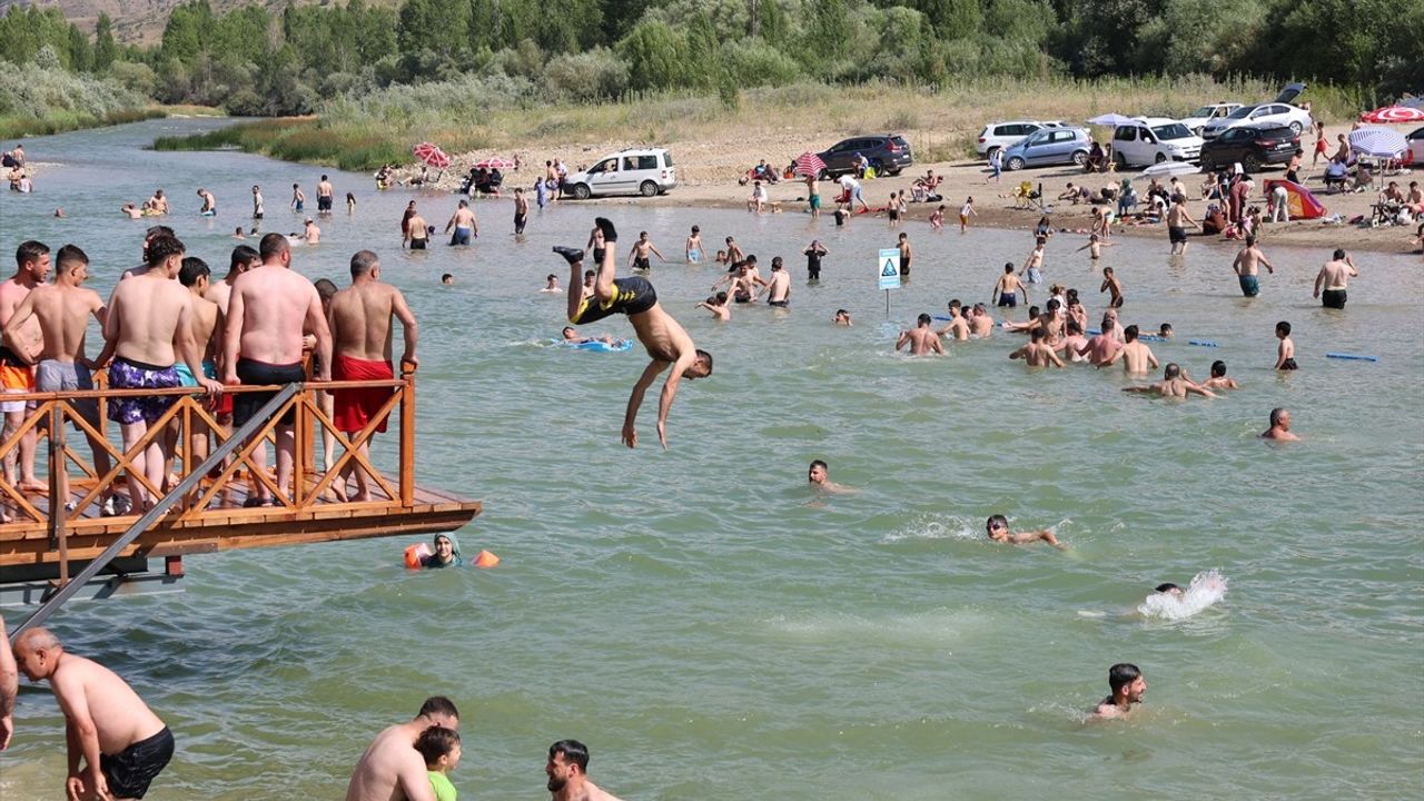 Bayburt'ta Sıcak Havada Çoruh Nehri'nde Serinleme Keyfi