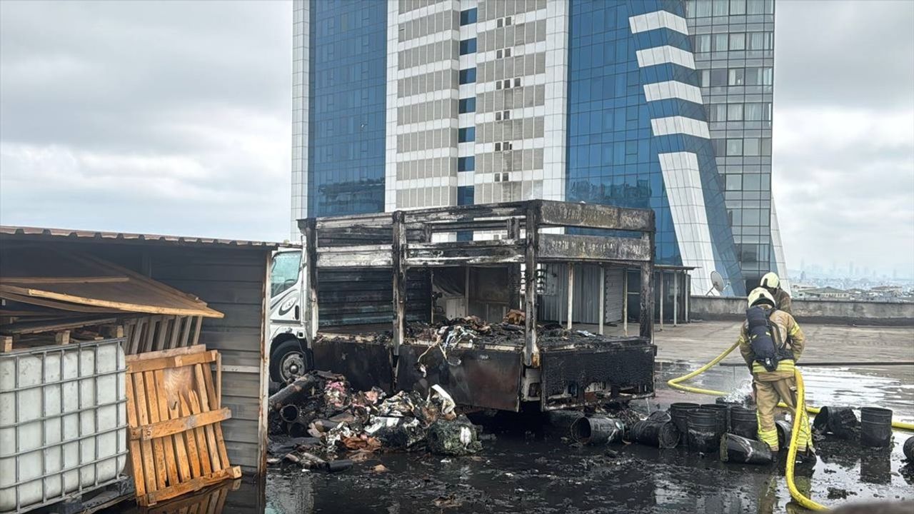 Bayrampaşa'da Otoparktaki Kamyonet Yangını