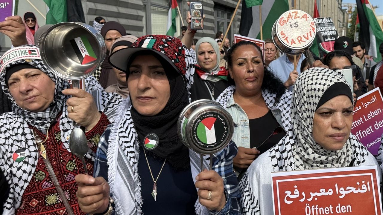 Berlin'de Filistin Destekçileri Açlık Krizine Dikkat Çekti