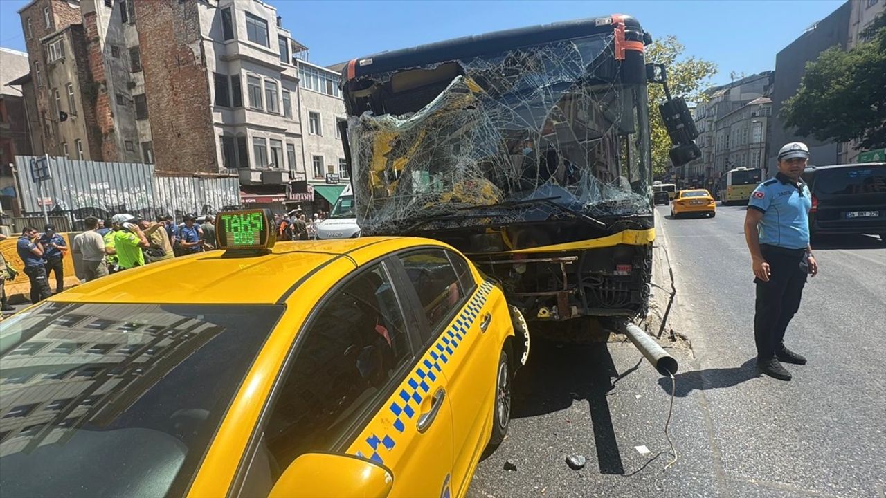 Beyoğlu'nda Zincirleme Trafik Kazası