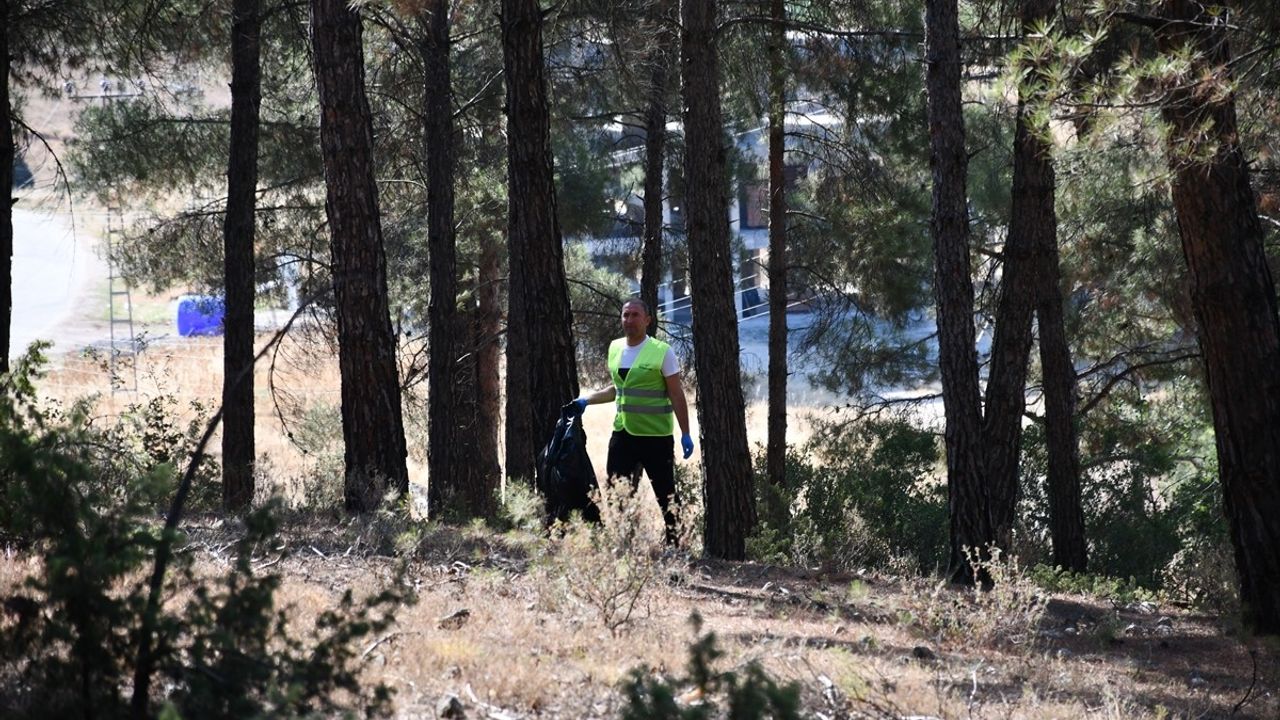 Bilecik Kent Ormanı'nda 20 Ton Çöp Temizlendi