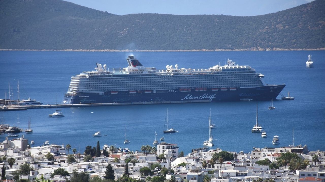 Bodrum'a İki Kruvaziyer ile 3,308 Yolcu Geldi