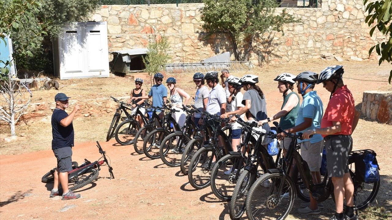 Bodrum'da Bisiklet Turları ile Doğayla Buluşan Turistler