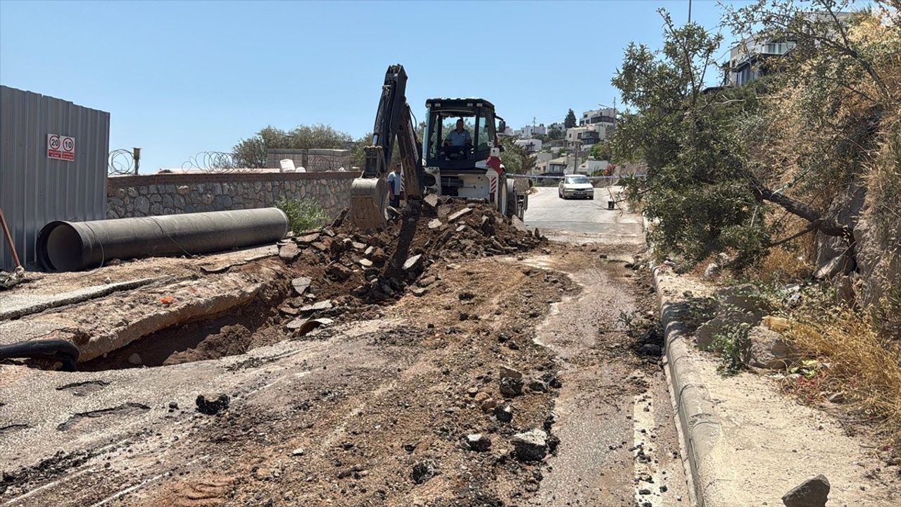 Bodrum'da İçme Suyu İsale Hattı Patladı