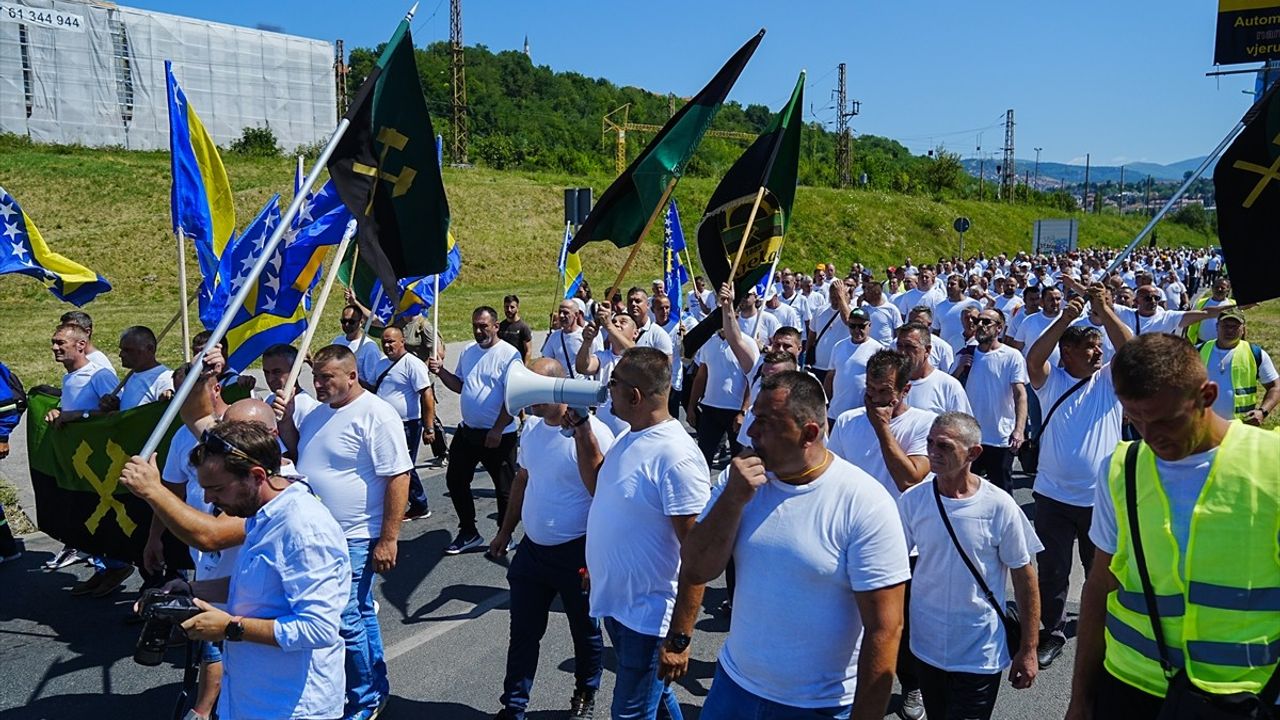 Bosna Hersek'te Madencilerden Maaş ve Emeklilik Gösterisi