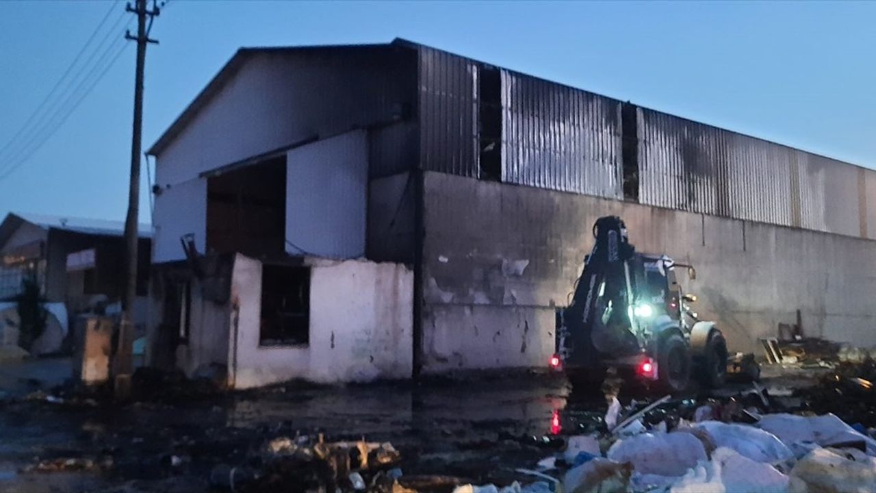 Bucak'ta Motosikletten İşletmeye Sıçrayan Yangın Kontrol Altına Alındı