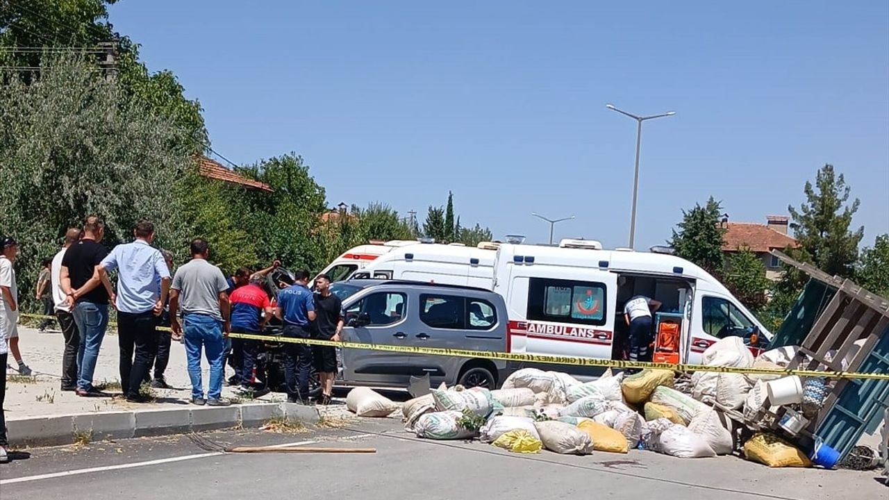 Burdur'da Traktör Ve Hafif Ticari Araç Çarpışması: 7 Yaralı