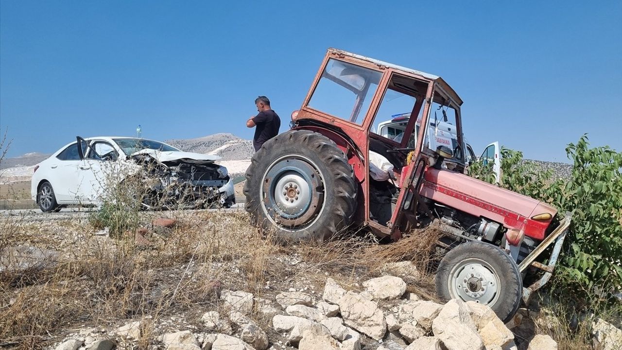 Burdur'da Traktör ve Otomobil Çarpışması: 5 Yaralı