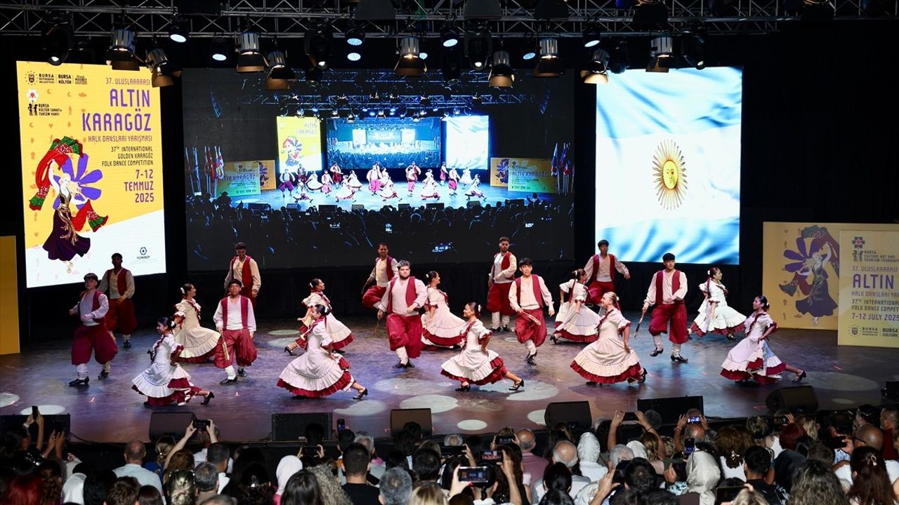 Bursa'da 37. Uluslararası Altın Karagöz Halk Dansları Yarışması Başladı
