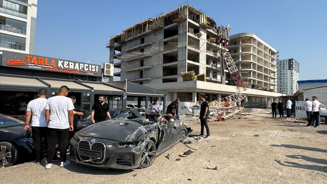 Bursa'da İnşaat Vincinin Devrilmesi: Operatör Yaralandı