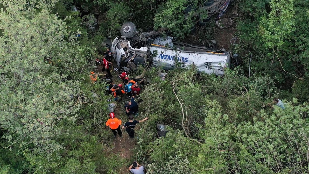 Bursa'da Orman Yangını Bölgesinde Tanker Devrildi: 1 Ölü, 2 Yaralı