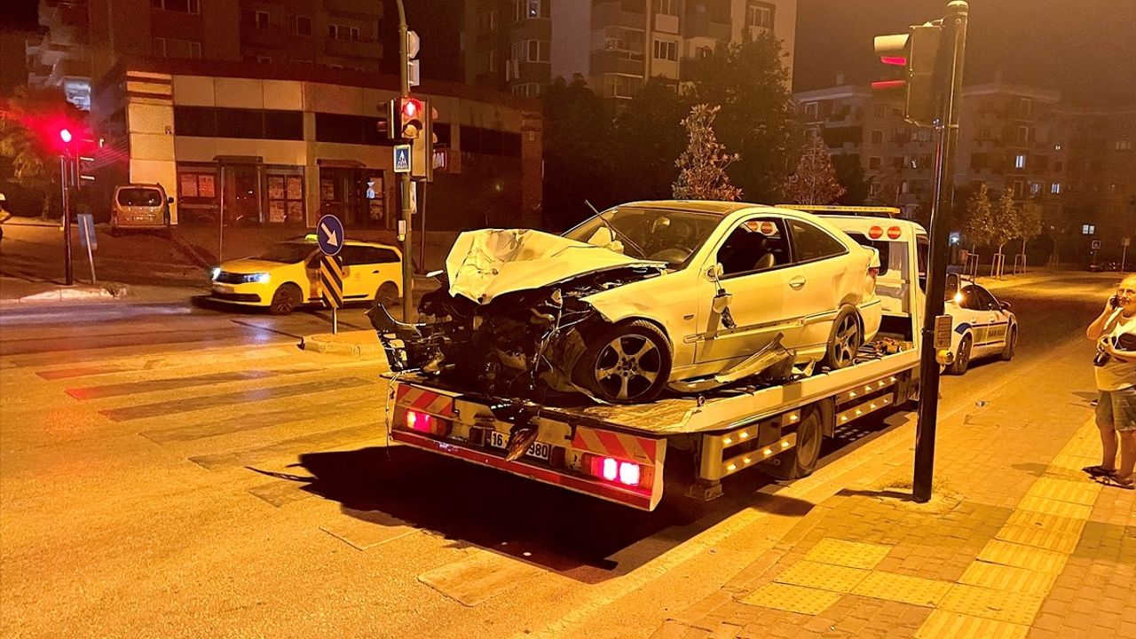 Bursa'da Özel Halk Otobüsü ve Otomobil Çarpıştı, 7 Yaralı