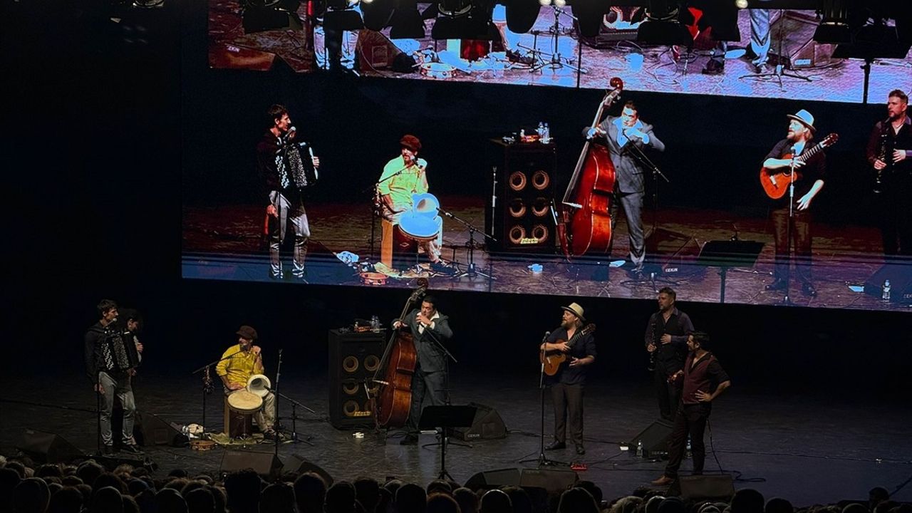 Candan Erçetin ve Barcelona Gipsy Klezmer Orkestrası Bursa'da Büyüledi