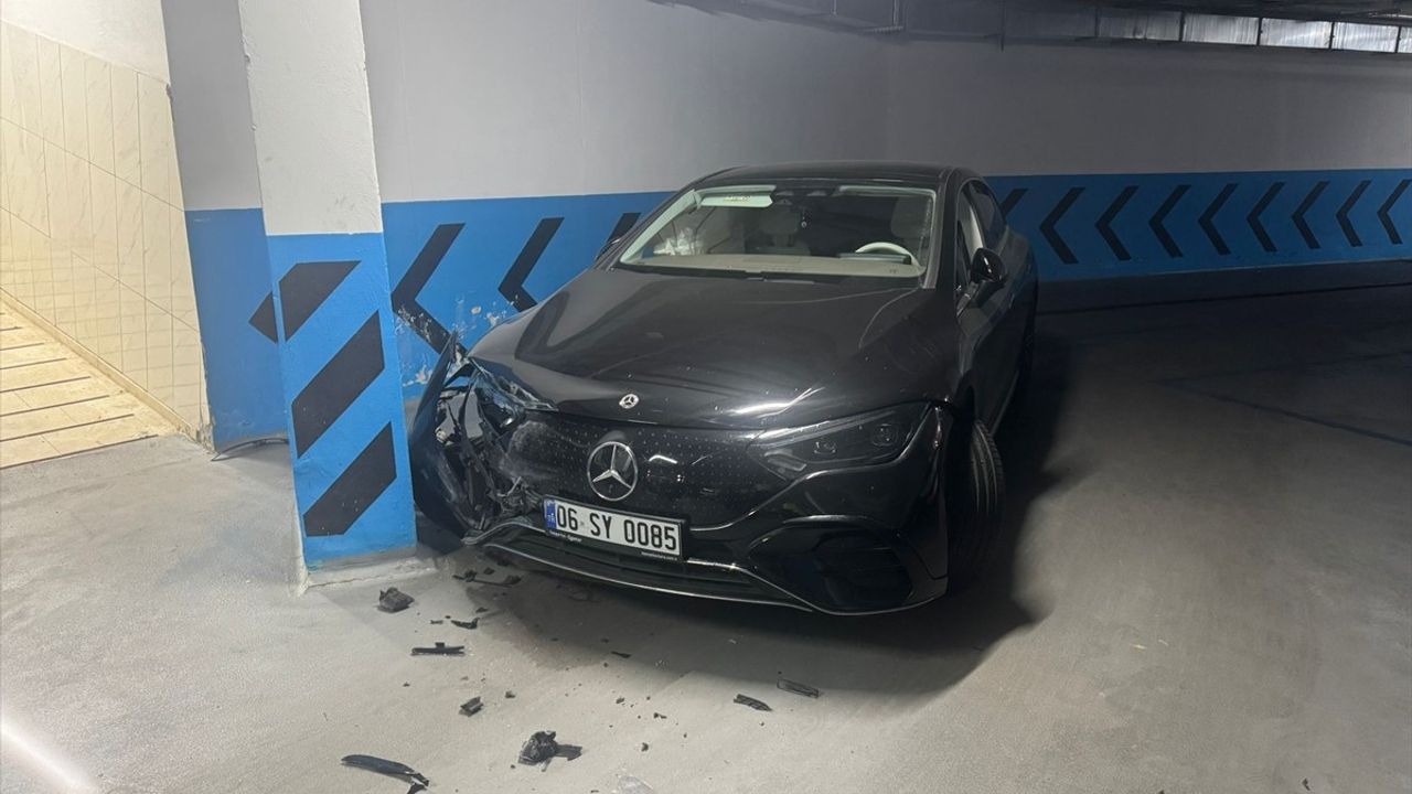 Çeşme'deki Vale Kazası: Lüks Otomobil Kullanılamaz Hale Geldi