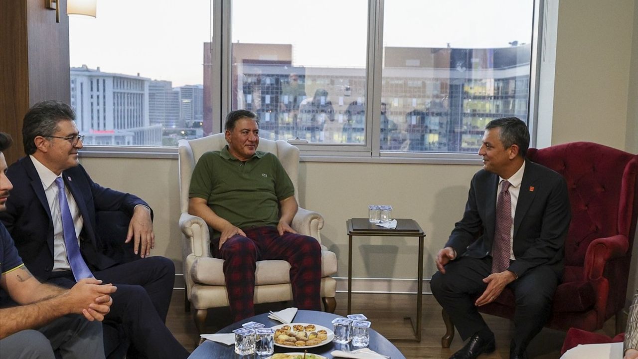 CHP Genel Başkanı Özel, Murat Emir'i Hastanede Ziyaret Etti