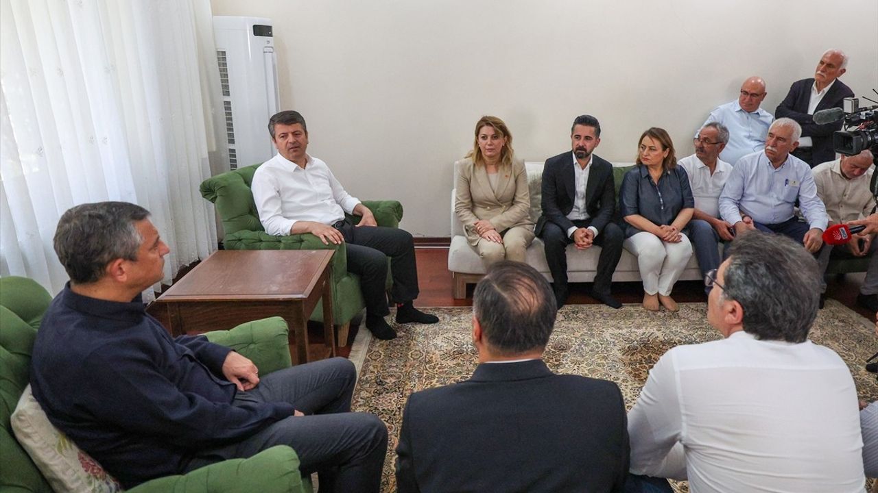 CHP Genel Başkanı Özgür Özel, Abdurrahman Tutdere'yi Ziyaret Etti