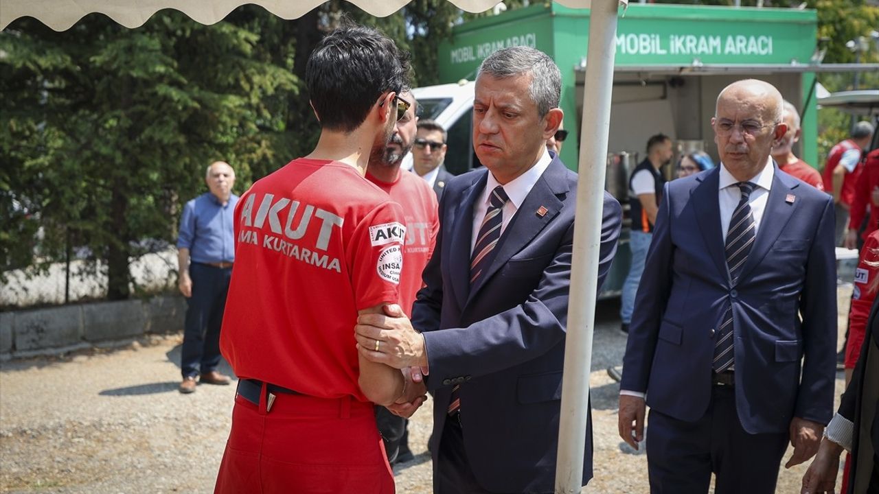 CHP Genel Başkanı Özgür Özel, AKUT'a Taziye Ziyaretinde Bulundu