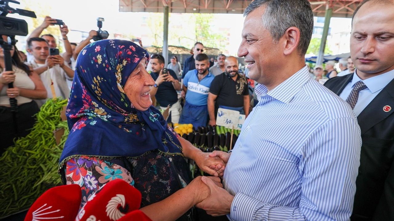 CHP Genel Başkanı Özgür Özel, Yenimahalle Semt Pazarında Esnafla Buluştu