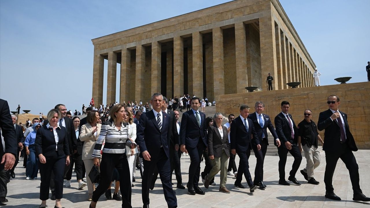 CHP Lideri Özgür Özel'den Lozan Barış Antlaşması'nın 102. Yılına Özel Ziyaret
