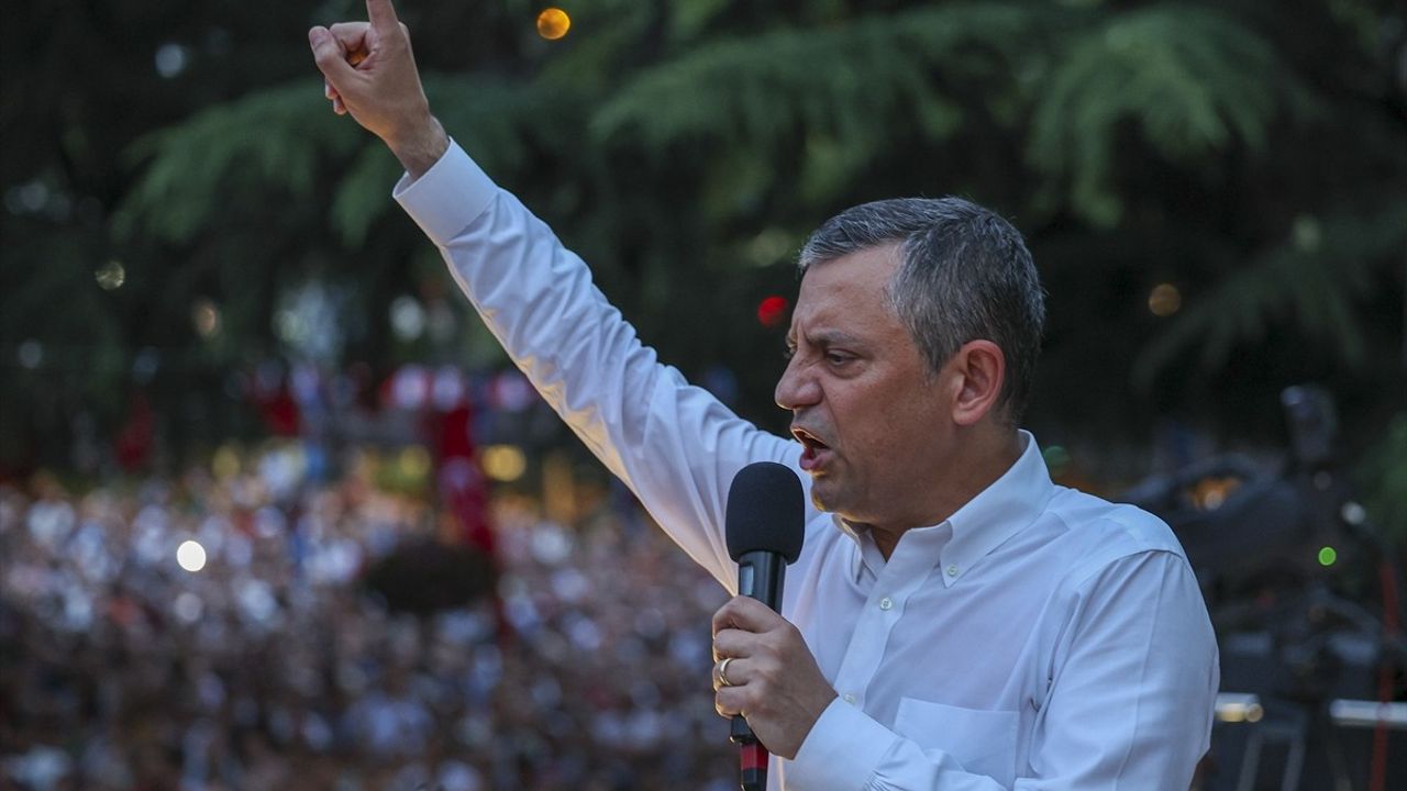 CHP Lideri Özgür Özel Trabzon'da Demokrasi Vurgusu Yaptı
