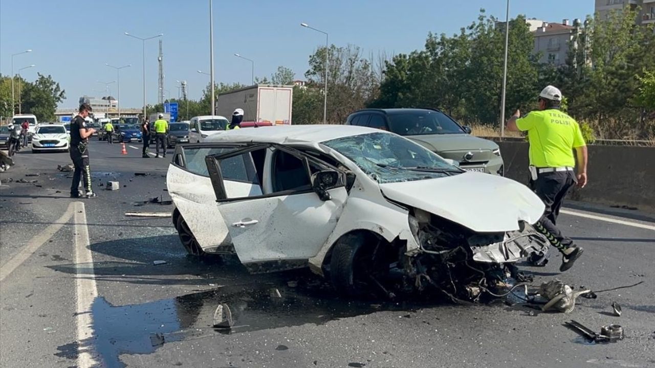 Çorlu'da Bariyere Çarpan Otomobilde Üç Yaralı