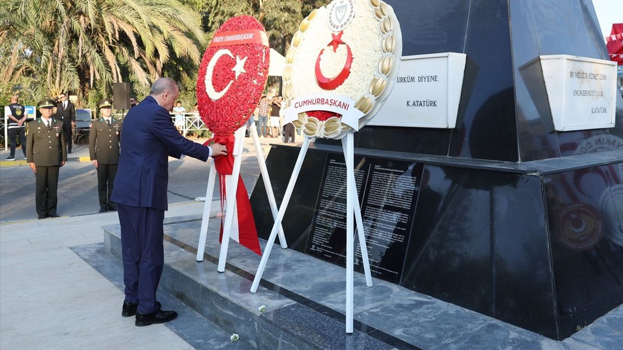 Cumhurbaşkanı Erdoğan, KKTC'de Atatürk Anıtı'na Çelenk Sundular