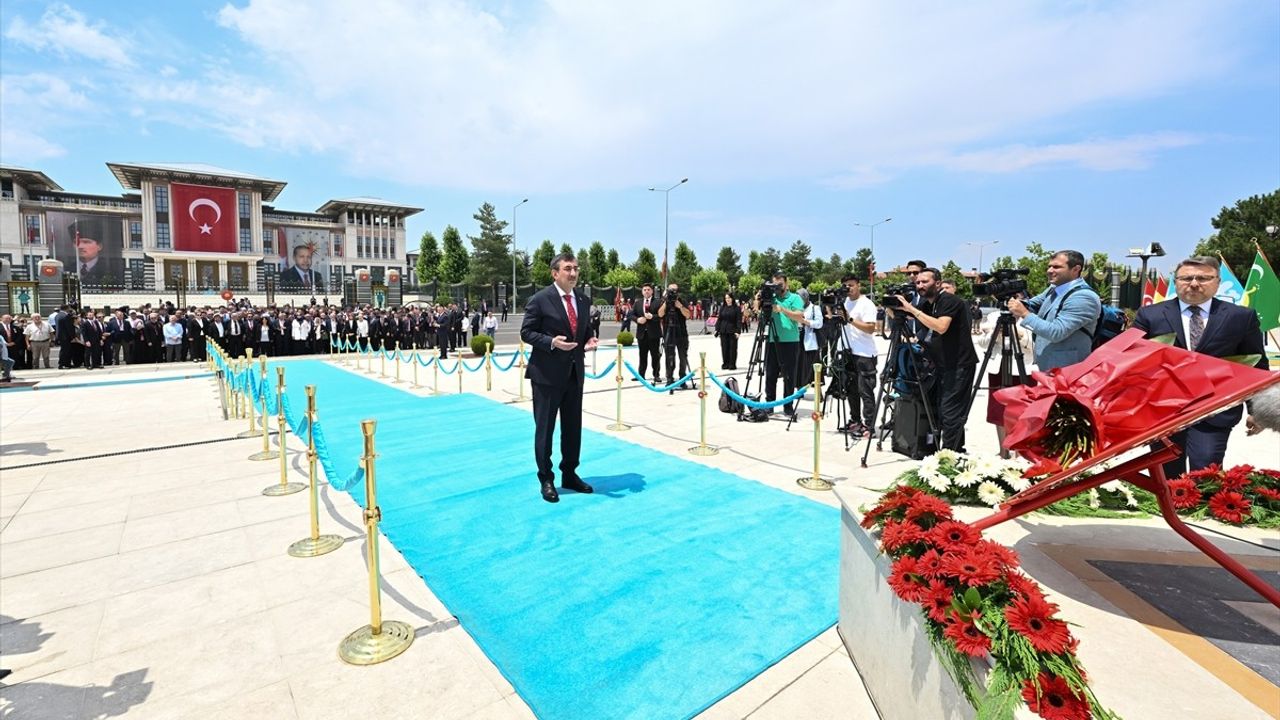 Cumhurbaşkanı Yardımcısı Cevdet Yılmaz 15 Temmuz Şehitler Anıtı'na Çelenk Bıraktı