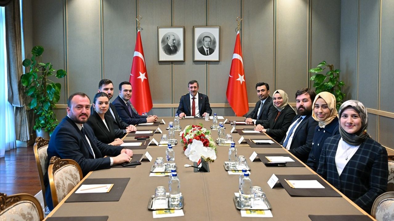 Cumhurbaşkanı Yardımcısı Yılmaz, AK Parti Gençlik Kolları ile Bir Araya Geldi