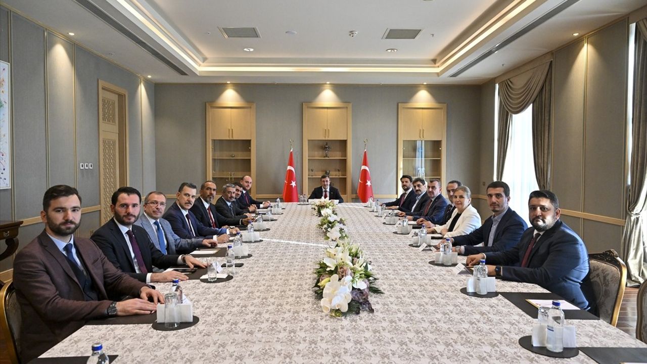 Cumhurbaşkanı Yardımcısı Yılmaz, AK Parti Teşkilatını Ziyaret Etti