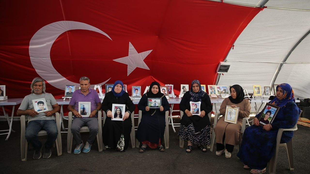 Diyarbakır Anneleri Umutla Bekliyor