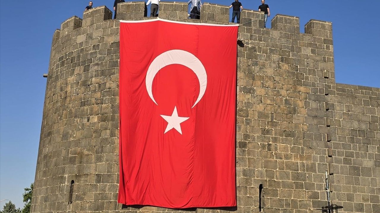 Diyarbakır Surları'nda 'Terörsüz Türkiye' İçin Türk Bayrağı Dalgalanıyor
