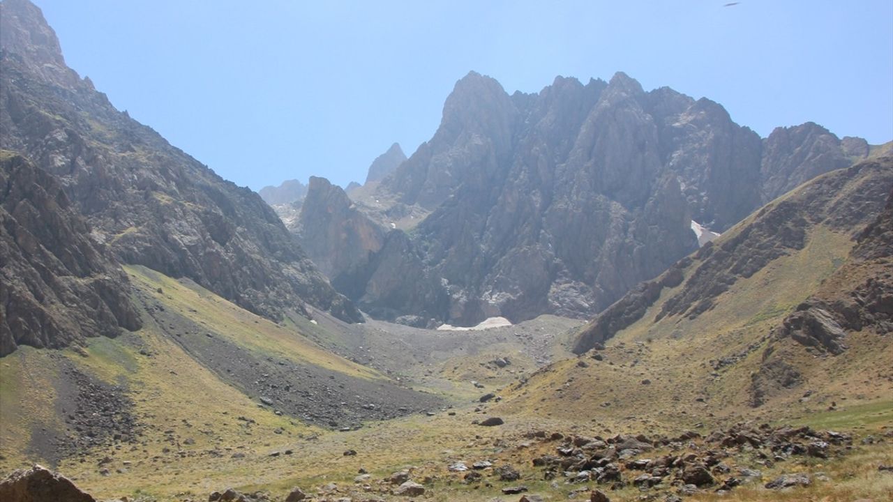 Dosso Dossi Hakkari'nin Güzelliklerini Tanıtıyor