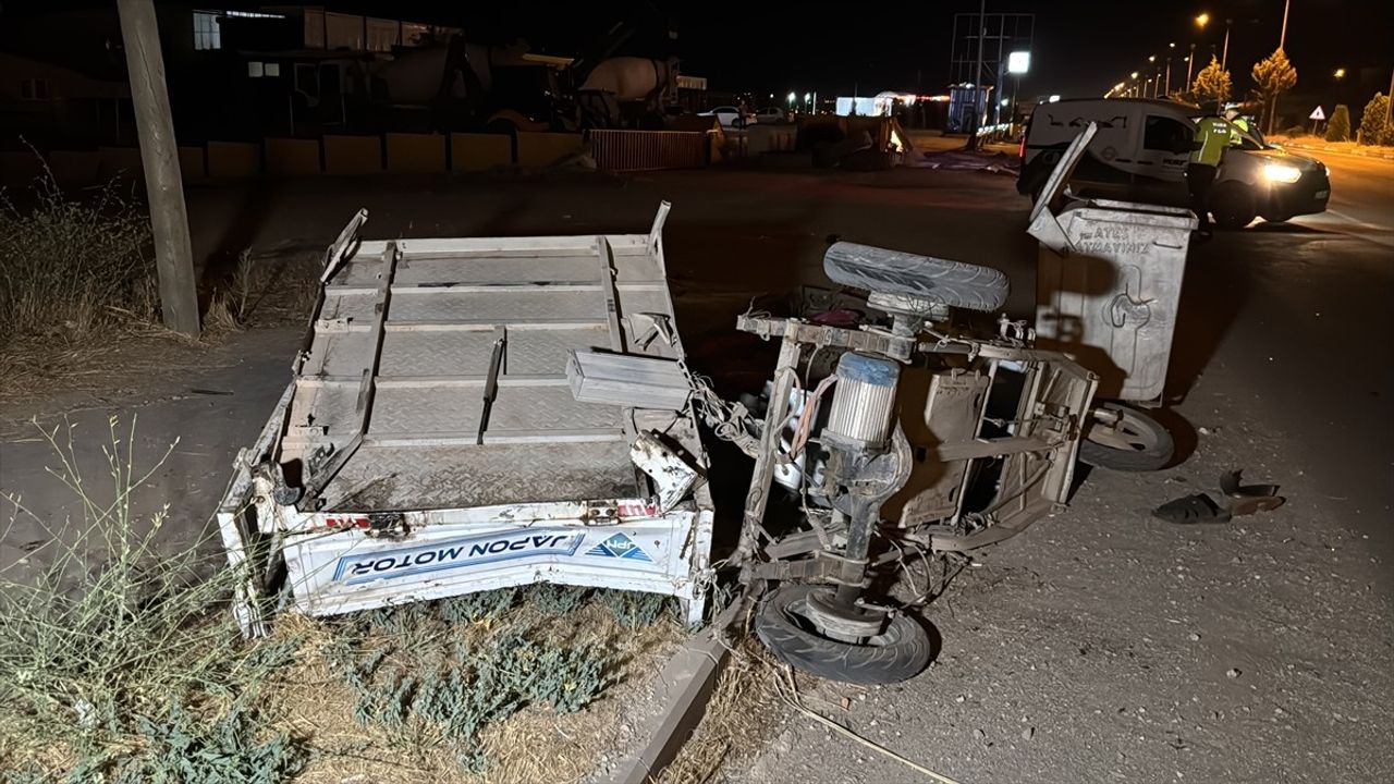 Elazığ'da Kazada Üç Tekerlekli Motosiklet ve Otomobil Çarpıştı